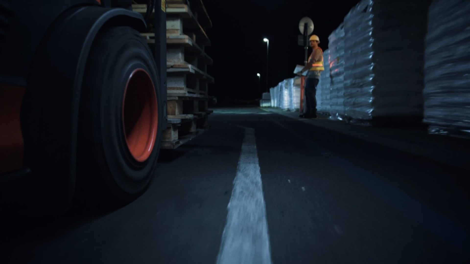 Clip de vídeo en el que una carretilla y un trabajador de almacén se topan entre sí en un pasillo estrecho