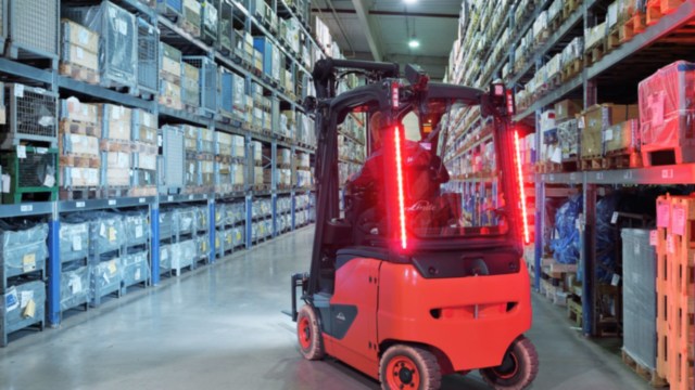 Carretilla Linde equipada con luces de seguridad LED Stripes