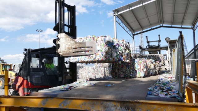 barcelona_cartonboard-ic_truck-stacking-paper_wood-1040081