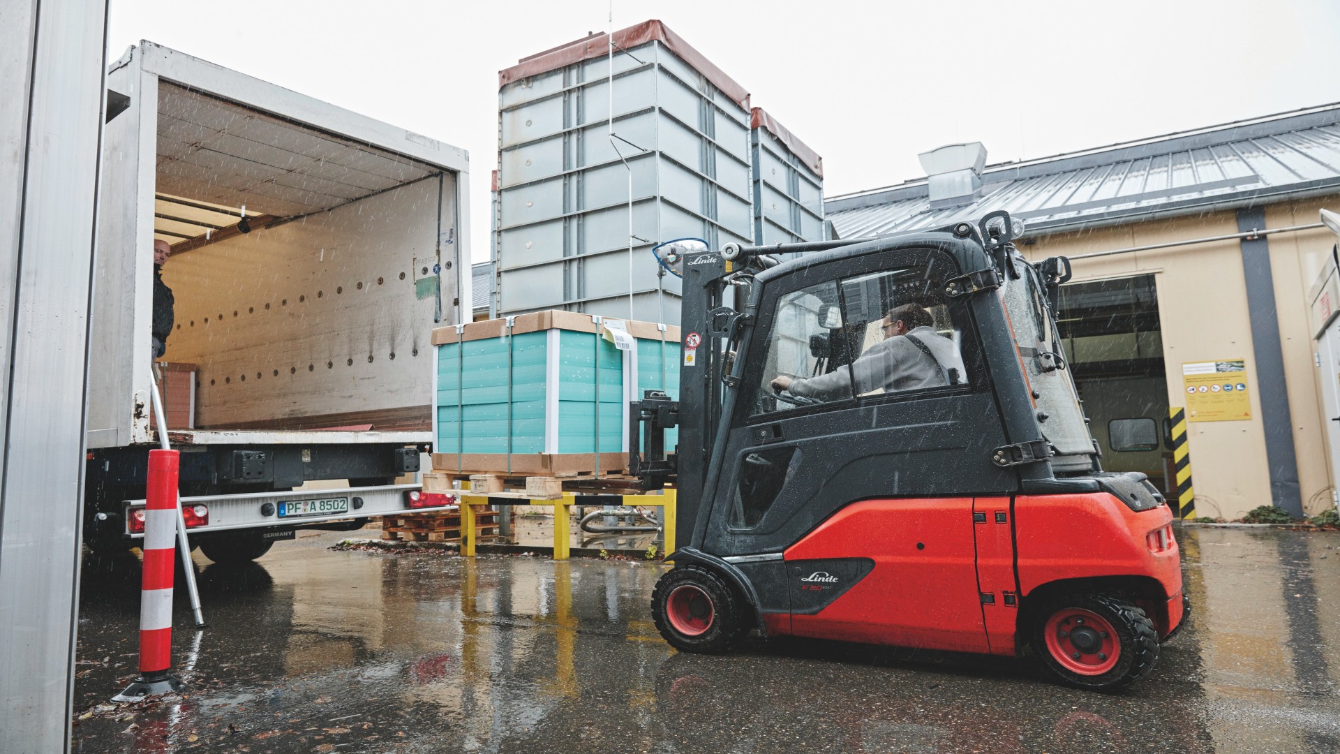 Carretilla eléctrica de Linde cargando en Sika