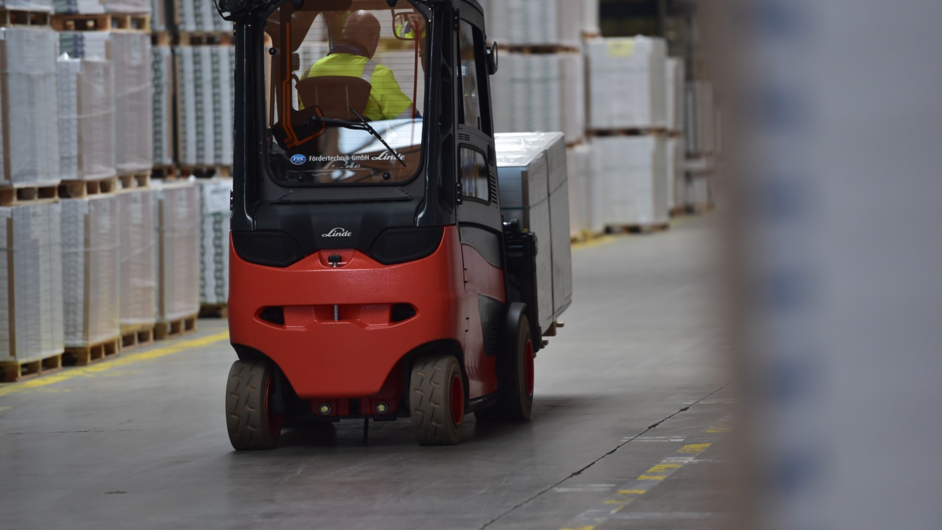 Carretilla eléctrica de Linde en el almacén de Egger