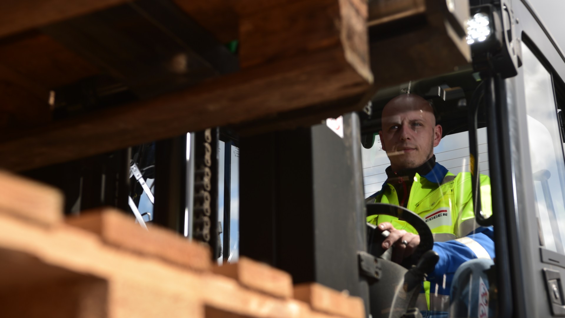 Carretilla eléctrica de Linde durante la carga