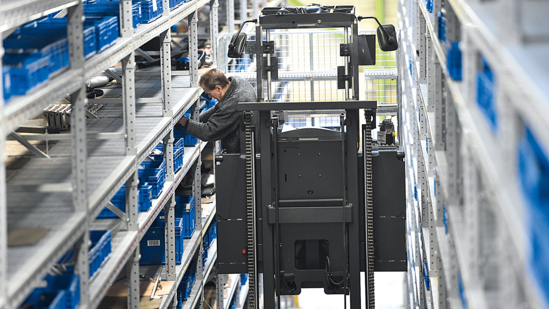 Preparador de pedidos de Linde de alto nivel entre estanterías 