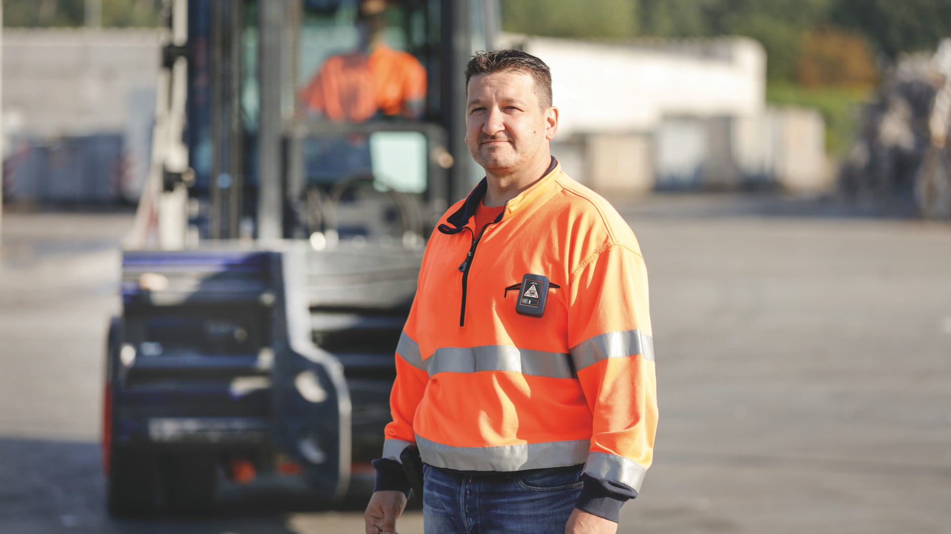 La unidad móvil advierte a las personas mediante señales acústicas. 