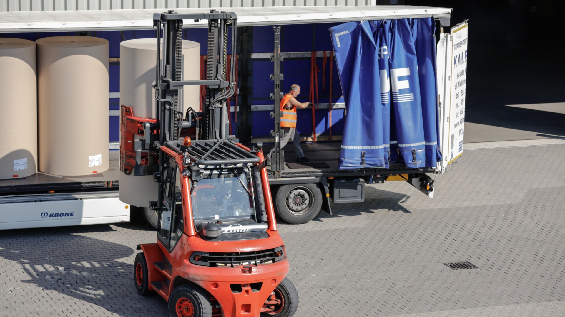 Un vehículo de manutención de Linde descargando un camión. 