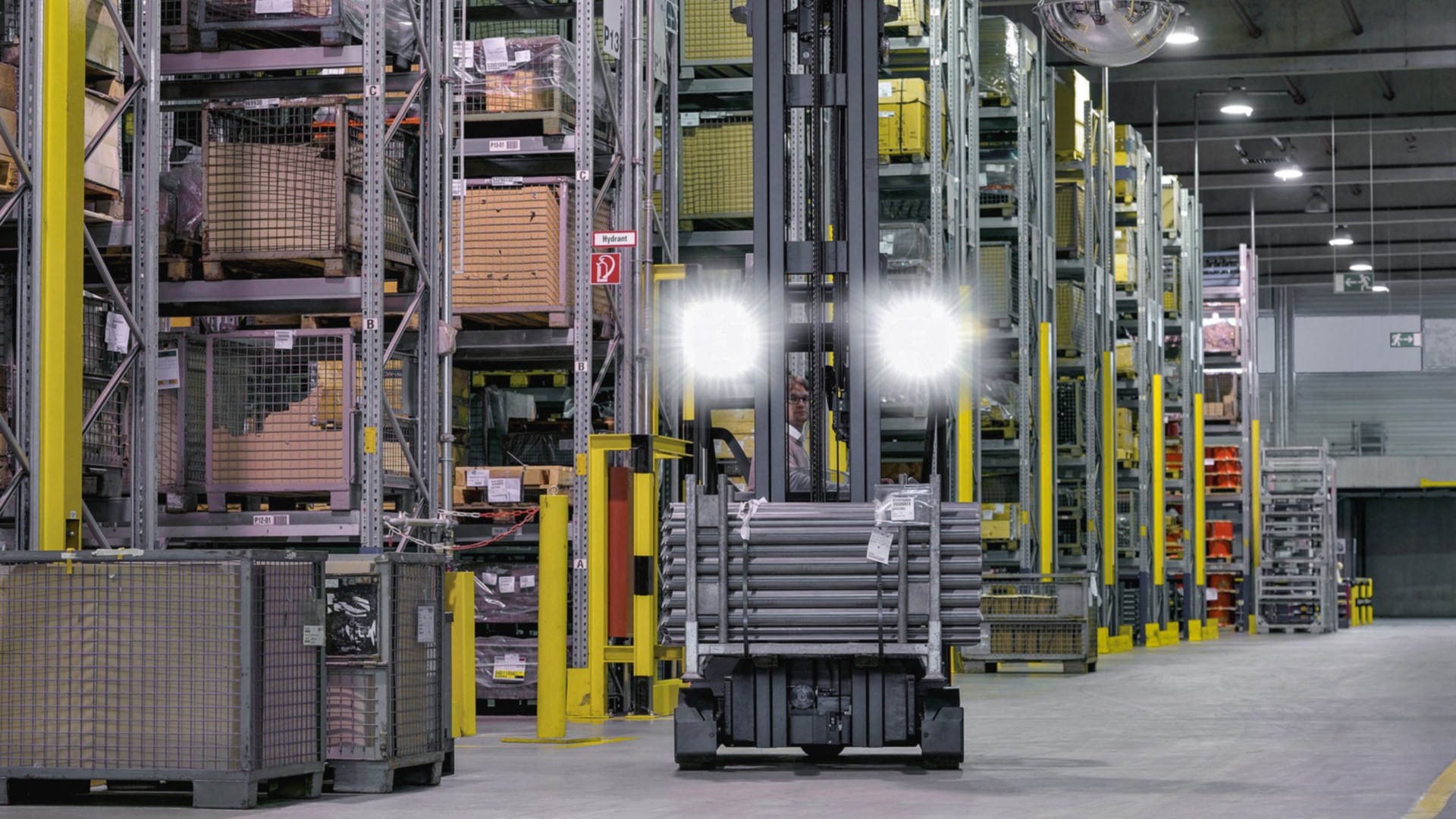 Faros de trabajo LED en una carretilla elevadora en el almacén 