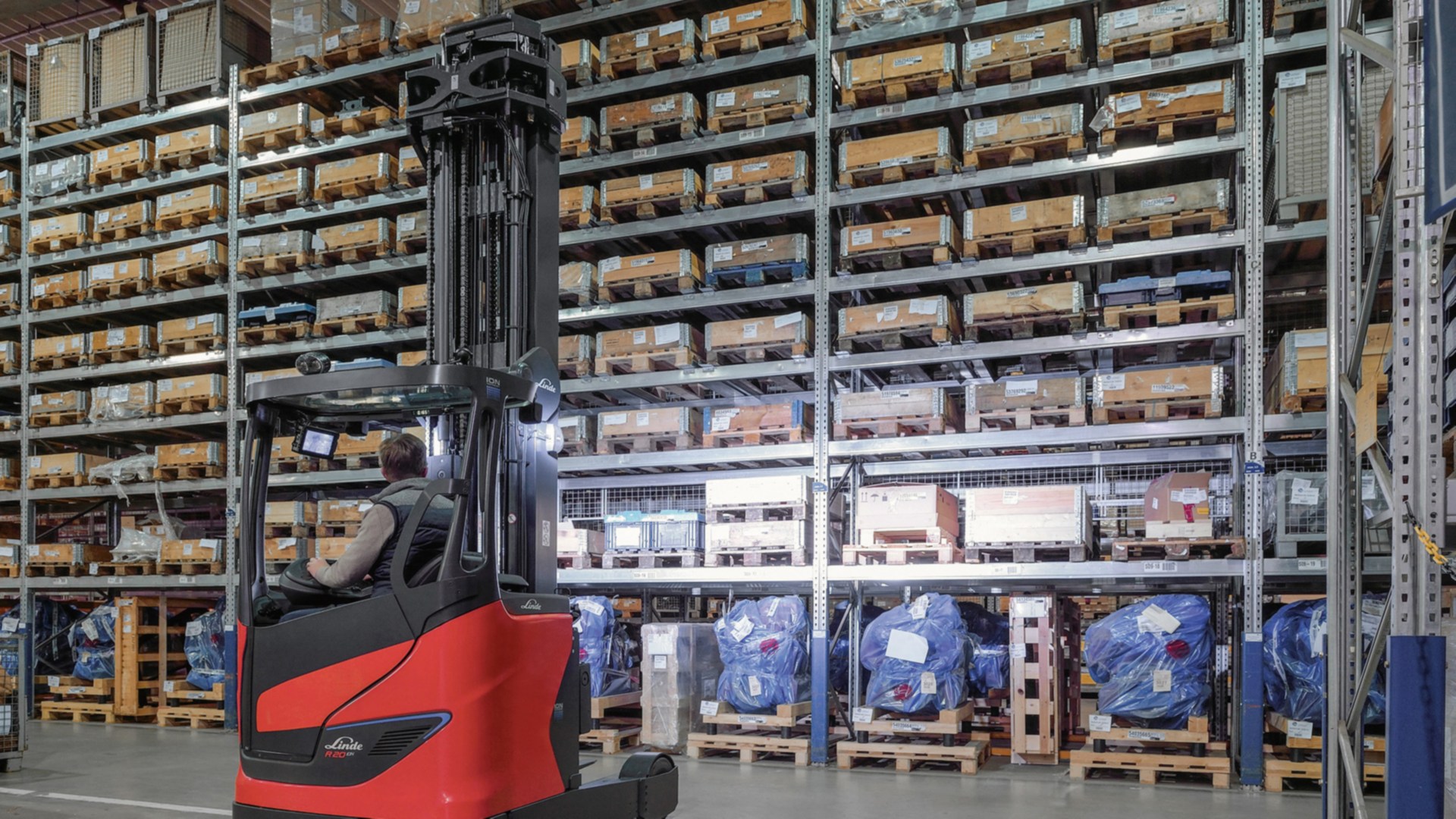 Faros de trabajo LED en acción en el almacén 