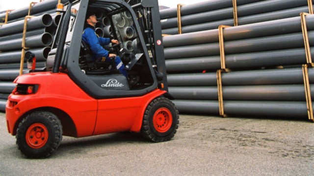 Una carretilla de la serie 351 elevando tubos