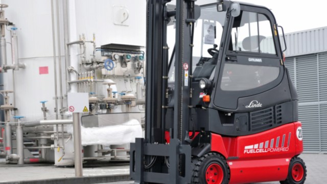 Carretilla Linde con accionamiento por células de combustión, ante un tanque de hidrógeno