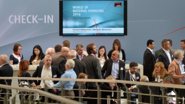 Concurrido mostrador de recepción en la feria World of Material Handling de 2016