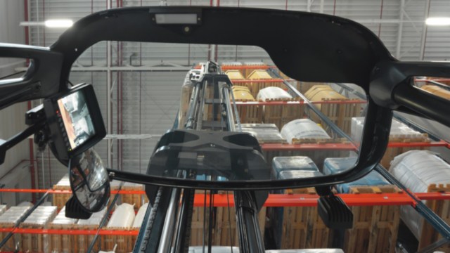 reach_truck-loading-retail-3958_368
