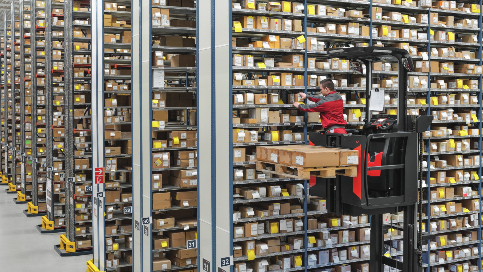 Preparación de pedidos ergonómica en el almacén de estanterías altas mediante el Linde V Modular.