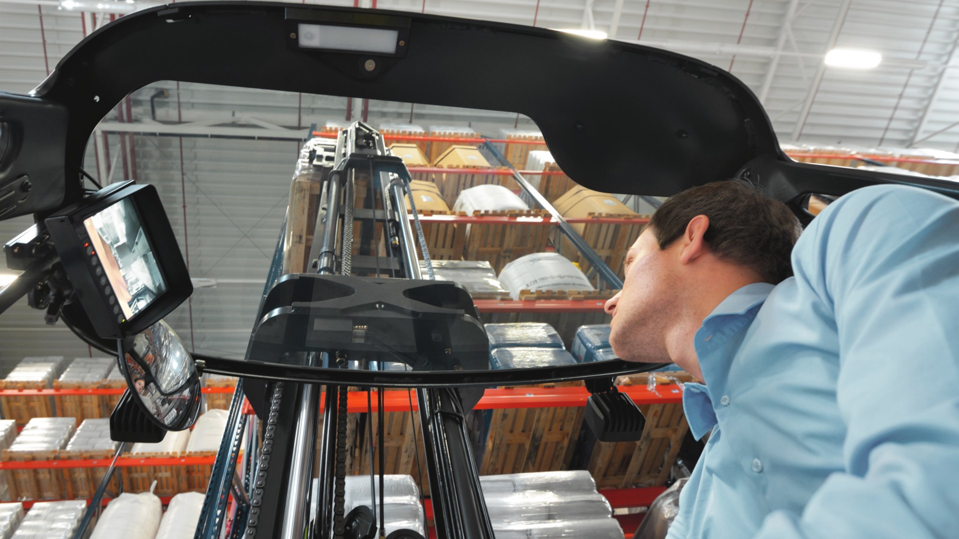 Carretilla retráctil Linde con techo de cristal