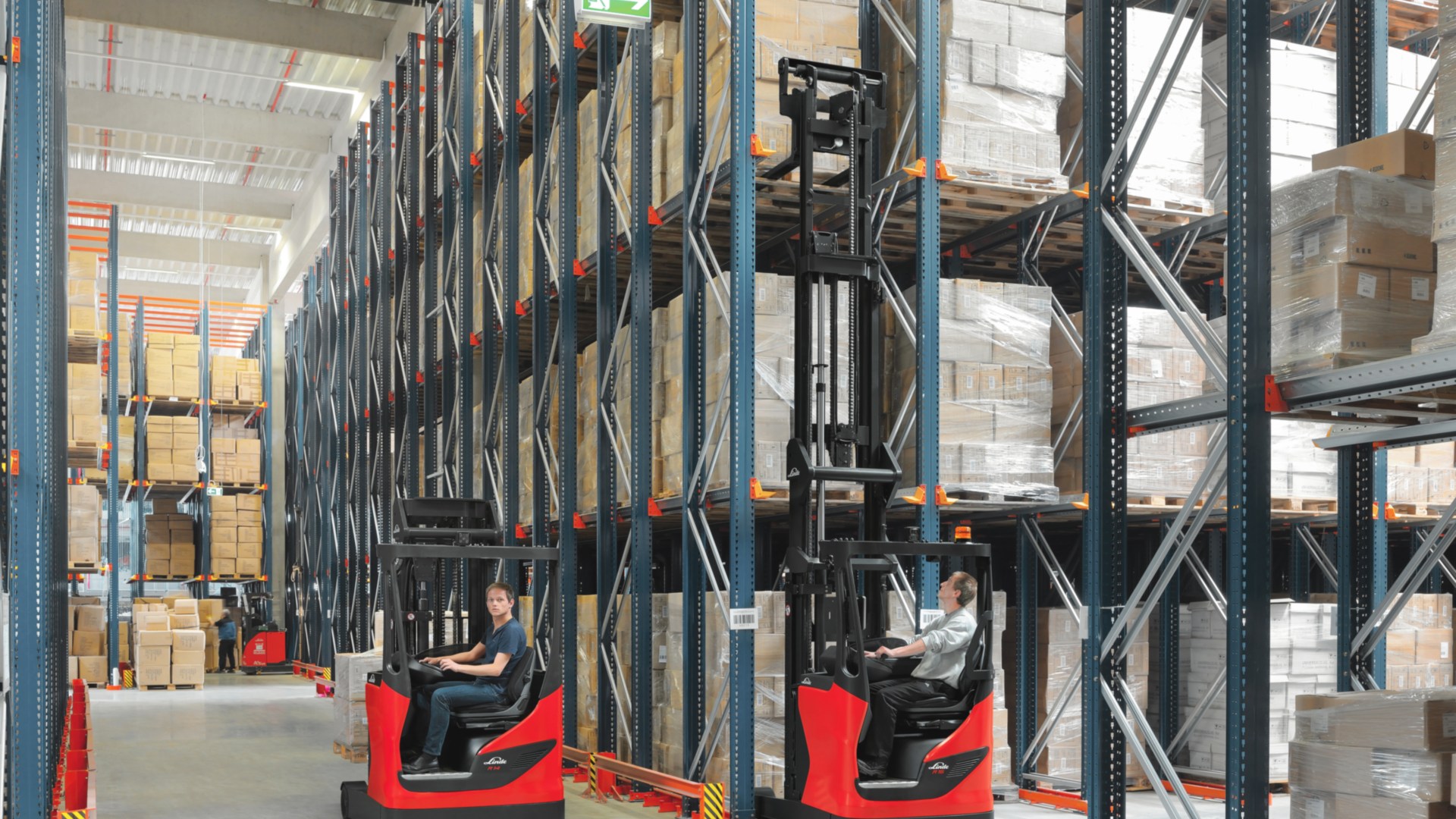 Carretillas retráctiles Linde R14 - R17 X en un almacén de estanterías altas