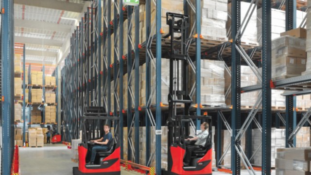 reach_truck-loading-retail-3959_4046