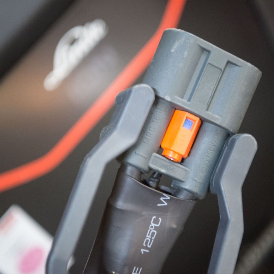 gusto_ag-order_picker-lithium_ion_plug-3910.jpg