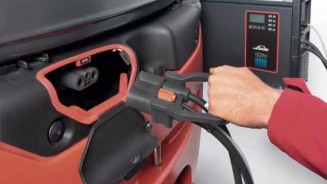 e_truck_E16_EVO_lithium_ionen_charging_plug_detail-4337_4663_B